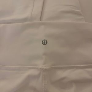 Lululemon wunder under 25” capri. Size 4. White. Double lined